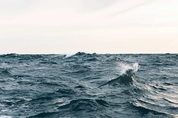 蓝色海水的波纹与白色泡沫，天然海洋背景 — 图库照片