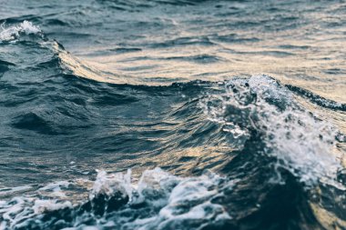 beyaz köpük ile mavi deniz suyu üzerinde dalgalanmalar , doğal deniz arka plan