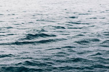 mavi deniz suyu üzerinde dalgalanmalar , doğal deniz arka plan