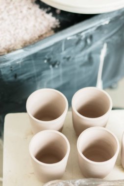 Atölyede Potter'ın tekerleğinde yapılan seramik kupa