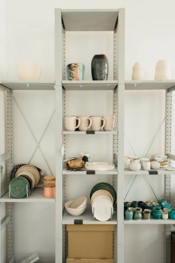 Stüdyoda seramik tabaklar ile Dolap