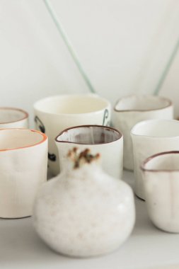 Atölyede Potter'ın tekerleğinde yapılan seramik kupa