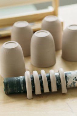 Atölyede Potter'ın tekerleğinde yapılan seramik kupa