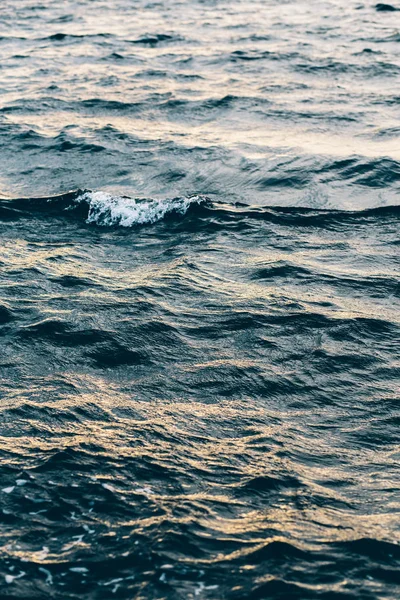 Брижі на блакитній морській воді з білою піною, природний морський фон — стокове фото