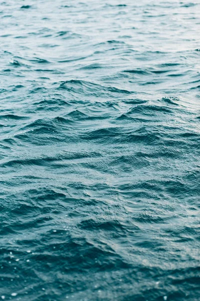 Рябь на синей морской воде, природный морской фон — стоковое фото