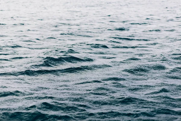 青い海水の波紋、自然の海の背景 — ストック写真