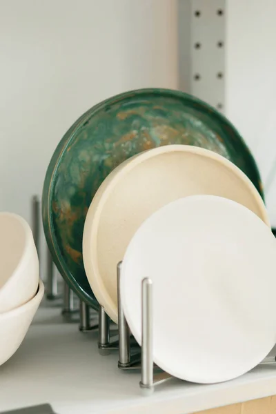 Keramisk plåt gjord på en keramikers hjul i verkstaden — Stockfoto