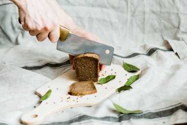 ahşap bir Tahta üzerinde taze pişmiş gri ekmek ile kesme