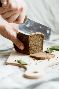 ahşap bir Tahta üzerinde taze pişmiş gri ekmek ile kesme