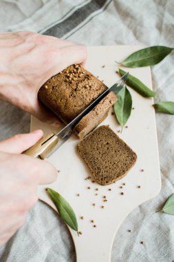 ahşap bir Tahta üzerinde taze pişmiş gri ekmek ile kesme