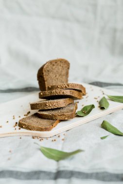 ahşap bir Tahta üzerinde taze pişmiş gri ekmek ile kesme