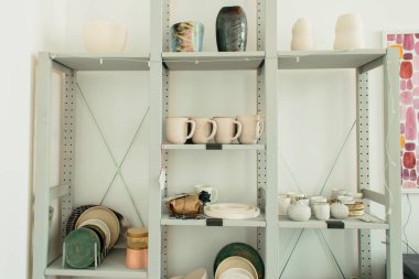 Atölyede Potter'ın tekerleğinde yapılan seramik kupa