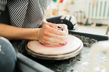 Atölyede Potter'ın tekerleğinde yapılan seramik kupa