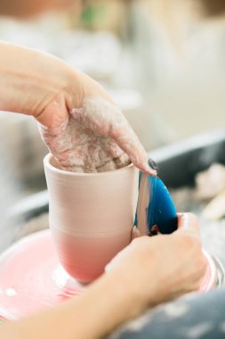 Atölyede Potter'ın tekerleğinde yapılan seramik kupa