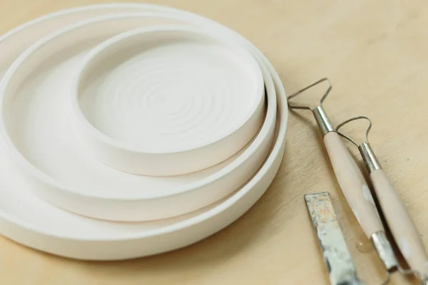 Керамическая плита сделана на гончарном круге в мастерской — стоковое фото