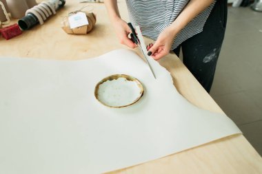 Atölyede Potter'ın tekerleğinde seramik plaka yapıldı