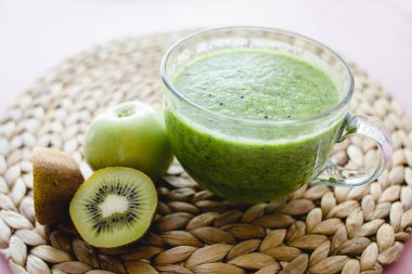 Ispanak, kivi ve yeşil elma ile bir cam fincan sağlıklı yeşil kokteyl