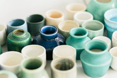 Atölyede Potter'ın tekerleğinde seramik plaka yapıldı