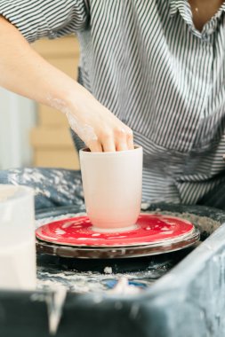 Stüdyoda çömlekçi çarkında çalışan kadınlar