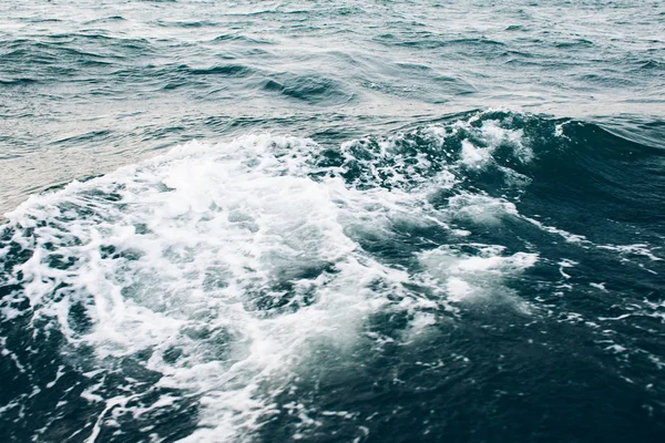 Темно-синий морской фон, оттенки синего в черном море — стоковое фото