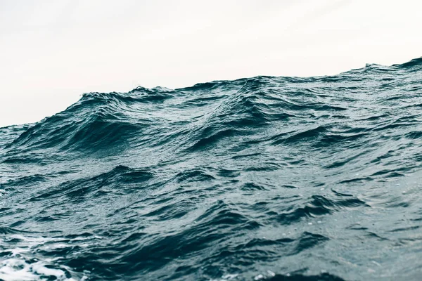 Dunkelblauer Meerwasserhintergrund, Wellen von Blau im schwarzen Meer — Stockfoto
