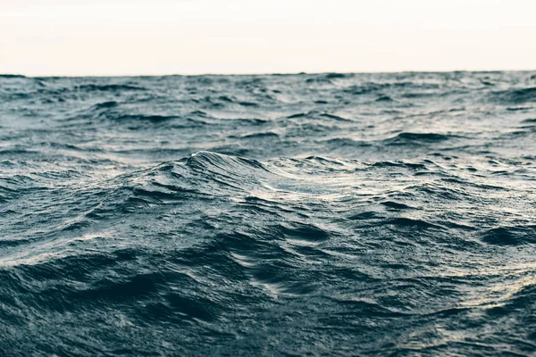어두운 파란색 바다 물 배경, 검은 바다에서 파란색의 파도 — 스톡 사진