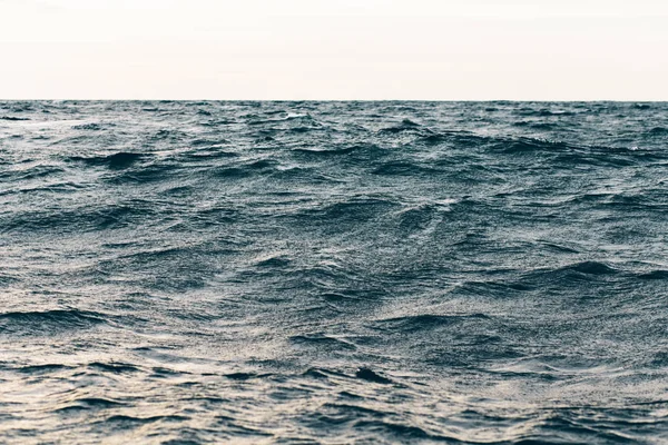 Fondale blu scuro dell'acqua del mare, onde di blu nel mare nero — Foto Stock