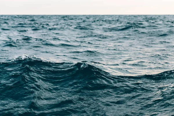 Fondale blu scuro dell'acqua del mare, onde di blu nel mare nero — Foto Stock