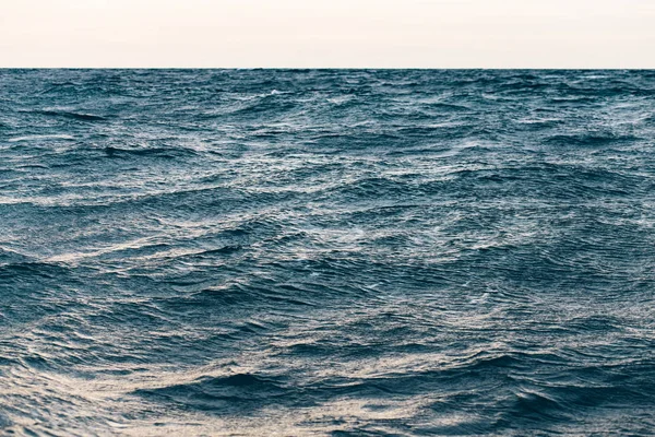 Koyu mavi deniz suyu arka plan, karadenizmavi dalgalar — Stok fotoğraf