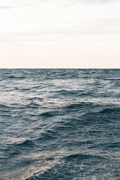 Темно-синій морський водний фон, хвилі синього в чорному морі — стокове фото