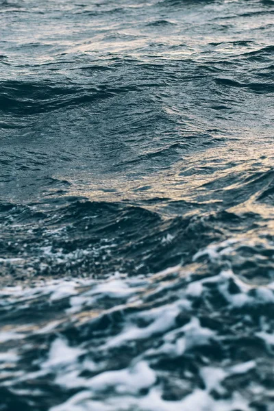 Fond bleu foncé de l'eau de mer, nuances de bleu en mer noire — Photo