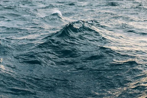 Темно-синій морський водний фон, відтінки синього в чорному морі — стокове фото