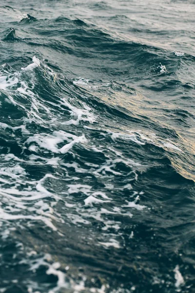 Fond bleu foncé de l'eau de mer, nuances de bleu en mer noire — Photo