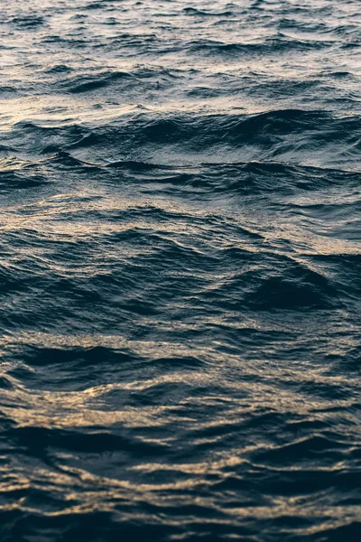 Donkerblauwe zeewater achtergrond, tinten blauw in de Zwarte Zee — Stockfoto