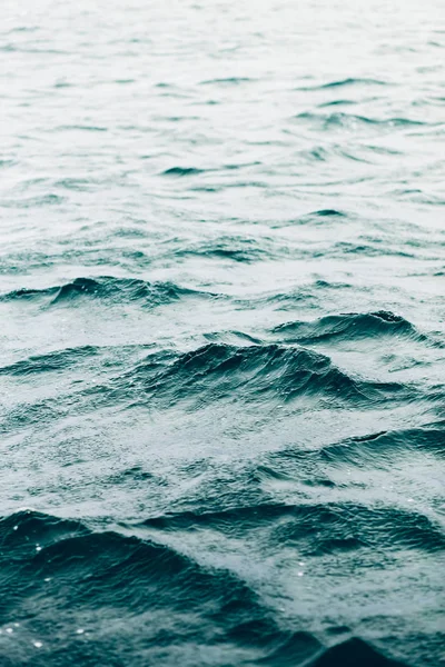 Fondo scuro blu acqua di mare, sfumature di blu nel mare nero — Foto Stock