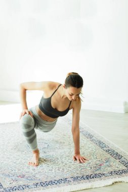 Şık bir odada Yoga pratik genç çekici gülümseyen kadın