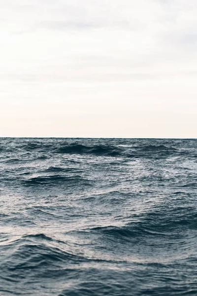 Koyu mavi deniz suyu arka plan, siyah deniz mavisi tonları — Stok fotoğraf