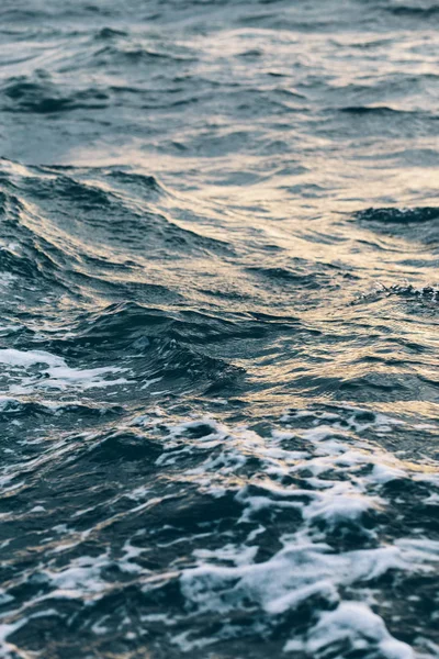 Fond bleu foncé de l'eau de mer, nuances de bleu en mer noire — Photo