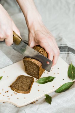 ahşap bir Tahta üzerinde bir bıçak taze pişmiş ekmek ile kesme, üst görünümü