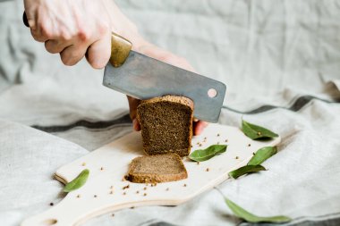 ahşap bir Tahta üzerinde bir bıçak taze pişmiş ekmek ile kesme, üst görünümü