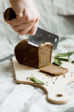 ahşap bir Tahta üzerinde bir bıçak taze pişmiş ekmek ile kesme, üst görünümü