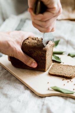ahşap bir Tahta üzerinde bir bıçak taze pişmiş ekmek ile kesme, üst görünümü
