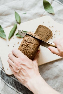 ahşap bir Tahta üzerinde bir bıçak taze pişmiş ekmek ile kesme, üst görünümü