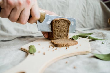 ahşap bir Tahta üzerinde bir bıçak taze pişmiş ekmek ile kesme, üst görünümü