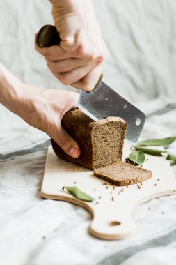 ahşap bir Tahta üzerinde bir bıçak taze pişmiş ekmek ile kesme, üst görünümü