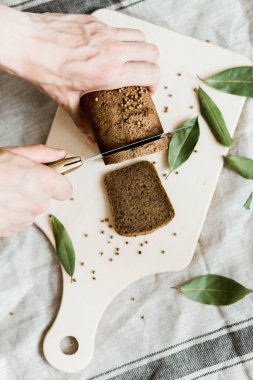 ahşap bir Tahta üzerinde bir bıçak taze pişmiş ekmek ile kesme, üst görünümü
