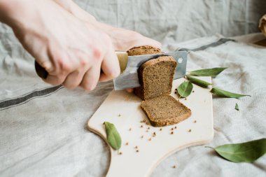 ahşap bir Tahta üzerinde bir bıçak taze pişmiş ekmek ile kesme, üst görünümü