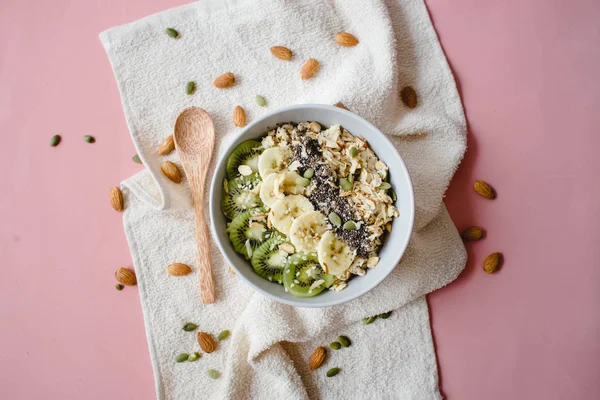 beyaz peçete ve badem meyve ile yulaf ezmesi sağlıklı vegan kahvaltı