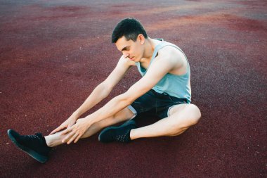 Genç güzel adam New York'ta açık hava egzersiz yapıyor.