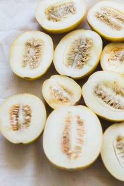 Parlak ışıklı kavun yarım bir grup.